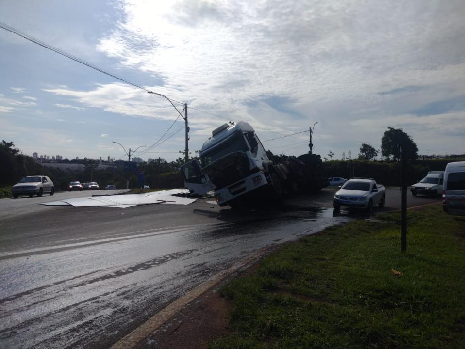 Foto 2 de 5 — Caminhão tomba e carga despenca na pista em Araraquara
